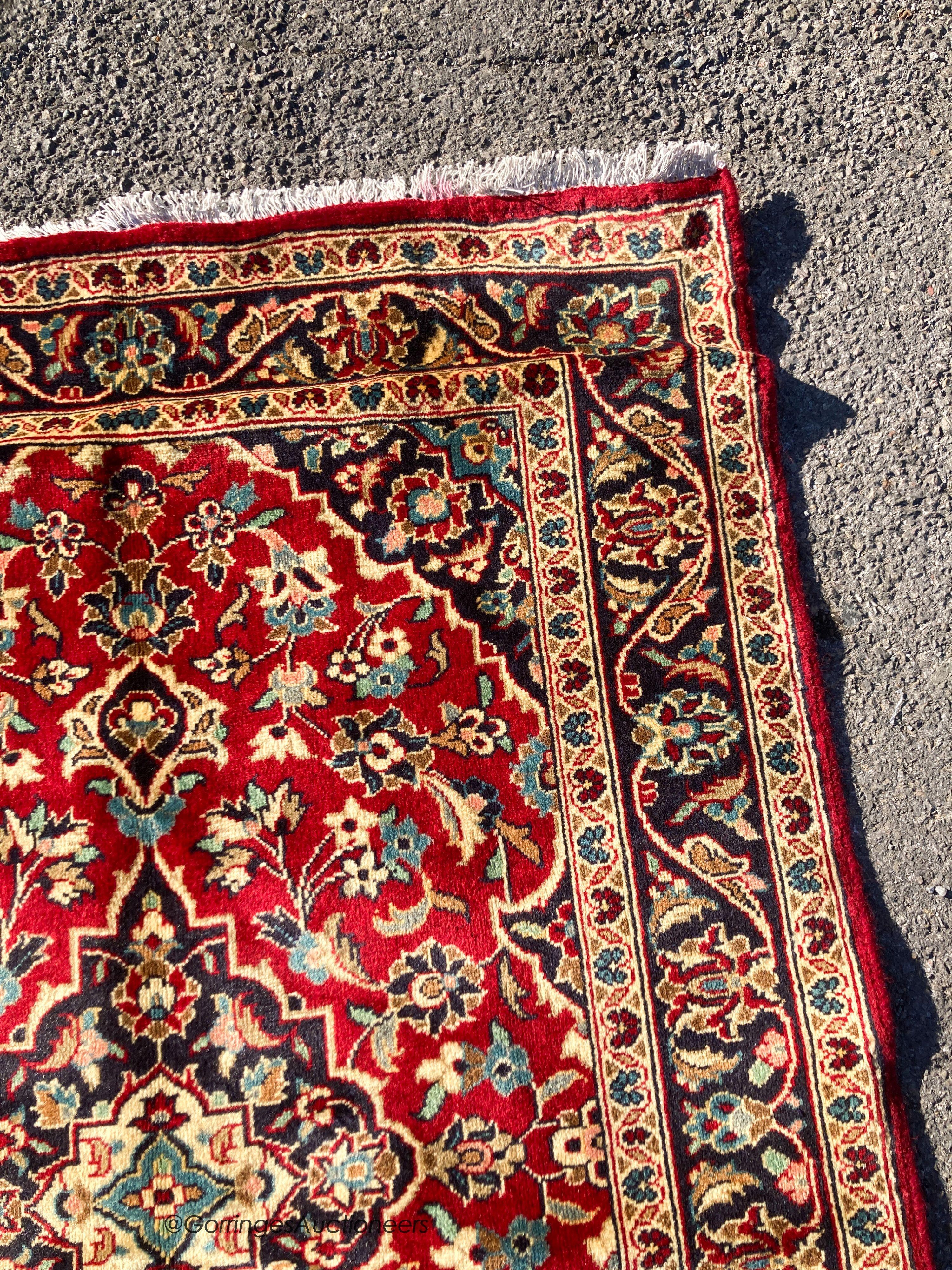 A Kashan rug, 146 x 101cm